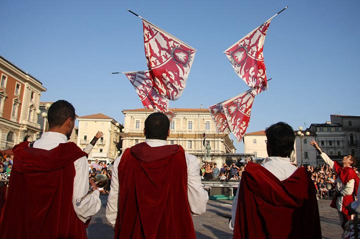 Esibizione degli sbandieratori a Piazza Duomo (25 agosto)